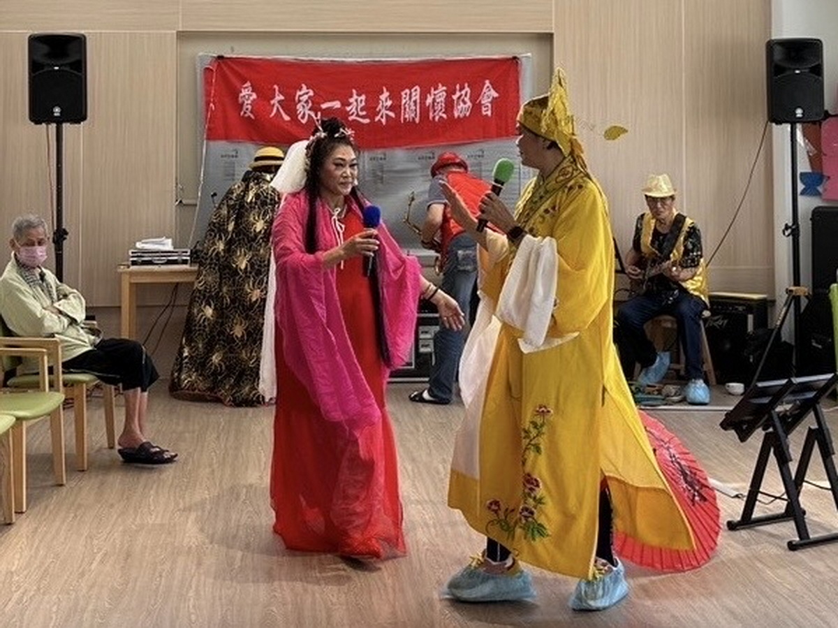▲田中秀和苑日照中心上演了一場獨具特色的表演，將傳統歌仔戲與現代音樂創新結合，為觀眾帶來耳目一新的文化體驗。（記者張溎壕攝）