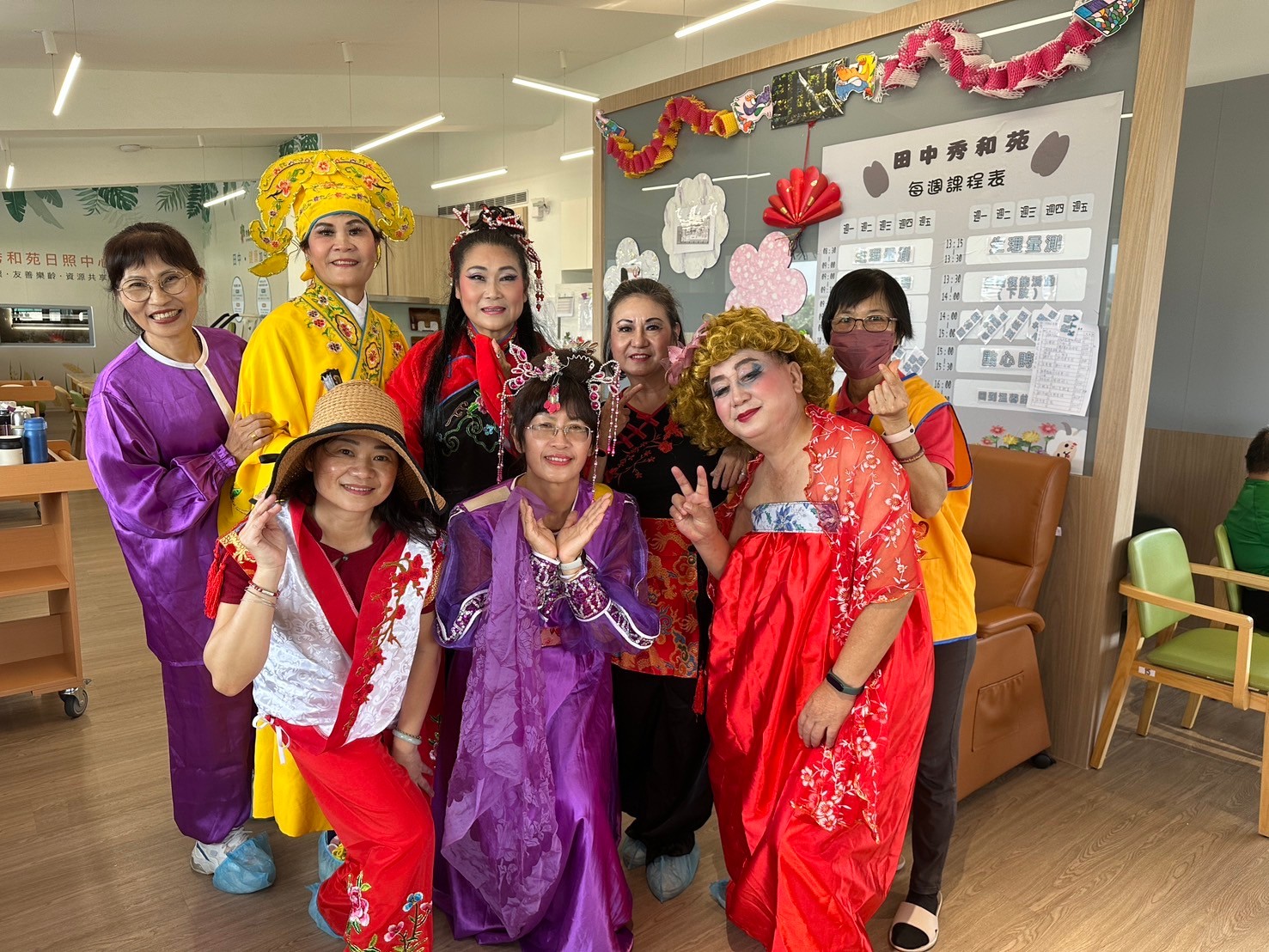 ▲田中秀和苑日照中心上演了一場獨具特色的表演，將傳統歌仔戲與現代音樂創新結合，為觀眾帶來耳目一新的文化體驗。（記者張溎壕攝）