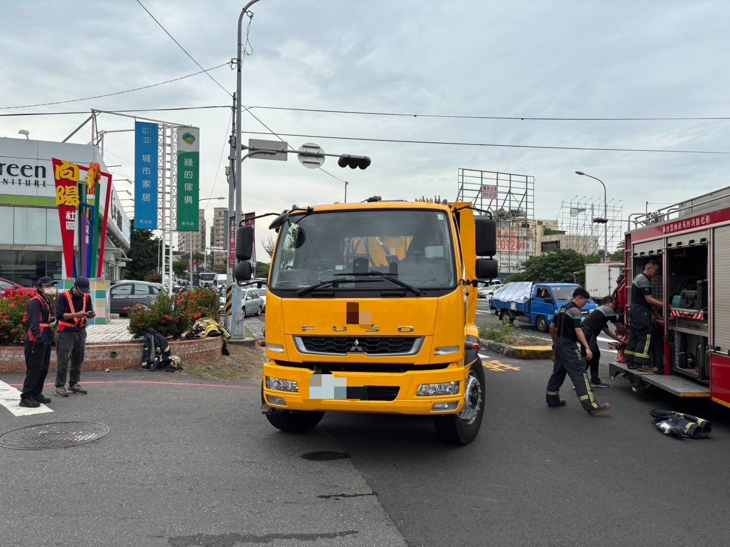 ▲彰化市中華西路與崙美路口發生一起垃圾車與機車擦撞意外，機車騎士摔倒，並被垃圾車夾住左小腿，消防人員用破壞器材搶救。（民眾提供）
