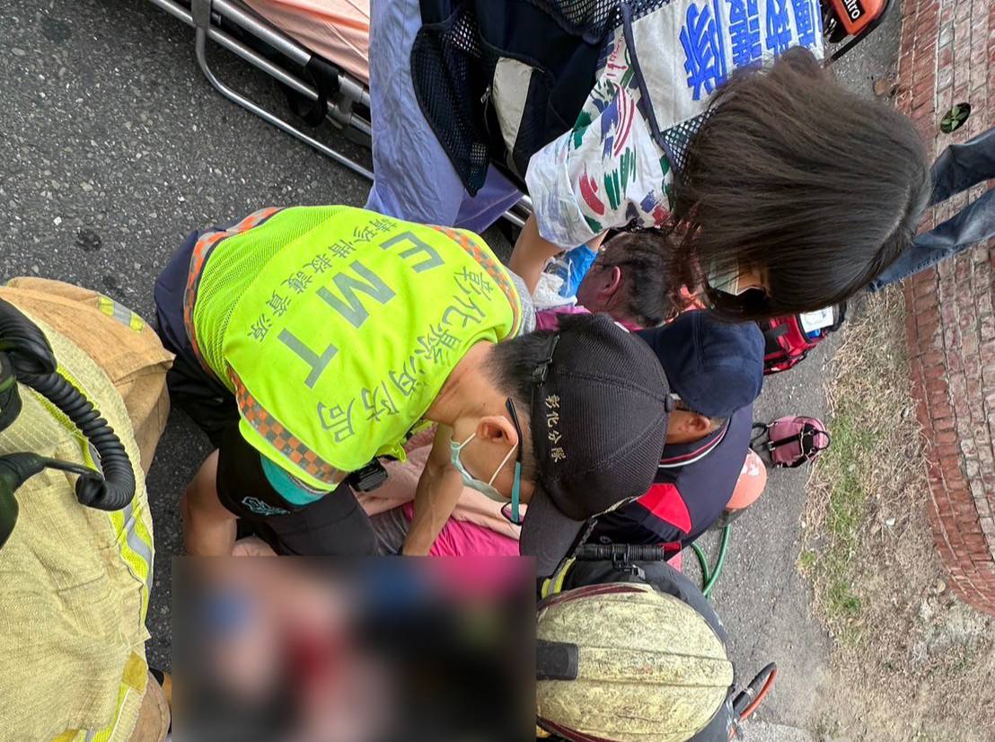 ▲彰化市中華西路與崙美路口發生一起垃圾車與機車擦撞意外，機車騎士摔倒，並被垃圾車夾住左小腿，消防人員用破壞器材搶救。（民眾提供）