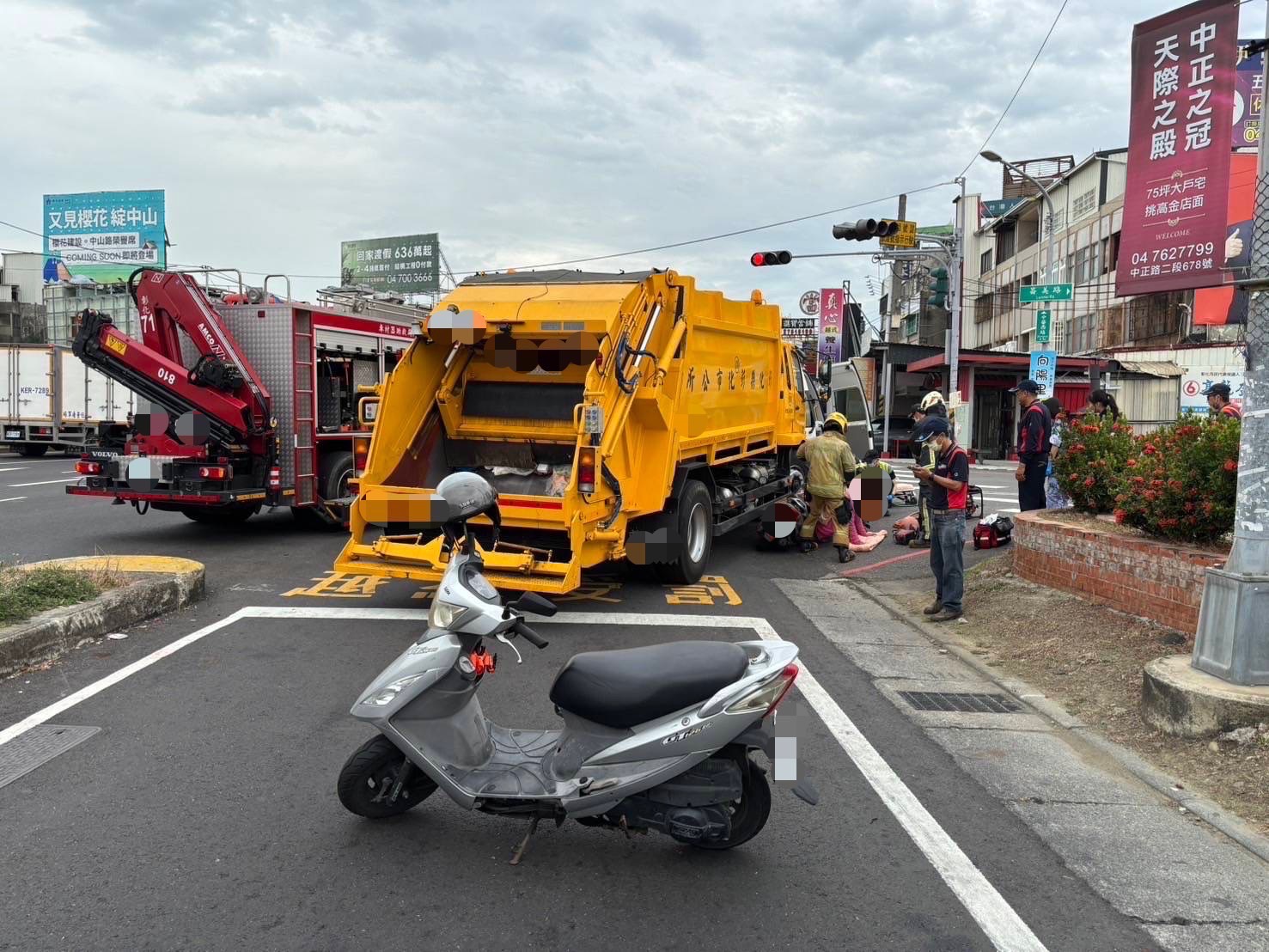 ▲彰化市中華西路與崙美路口發生一起垃圾車與機車擦撞意外，機車騎士摔倒，並被垃圾車夾住左小腿，消防人員用破壞器材搶救。（民眾提供）