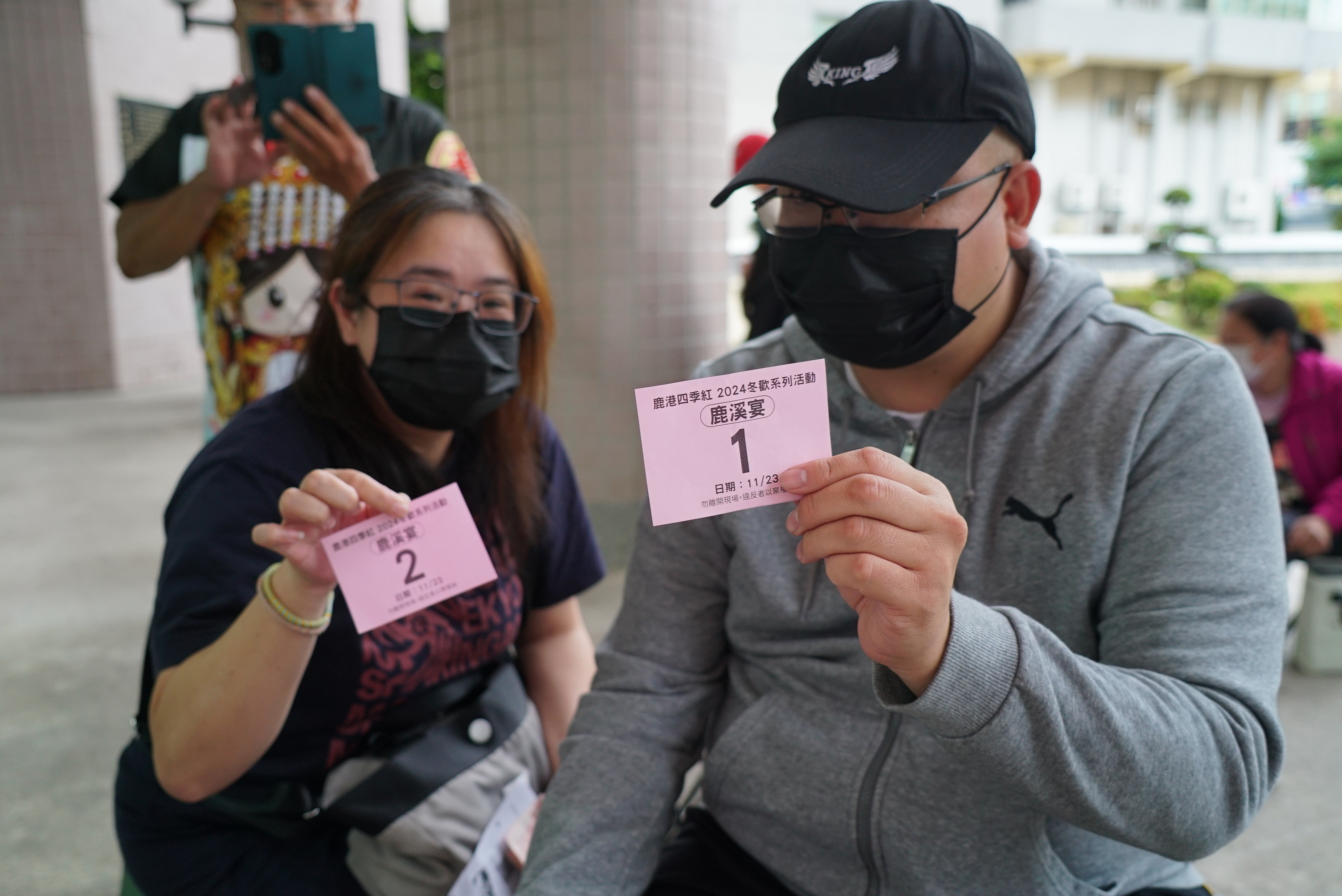 ▲鹿港「鹿溪宴」今日上午8點開始受理報名，現場、網路、傳真同步開賣20秒完售，搶桌人潮有人排16小時。（記者張溎壕攝）