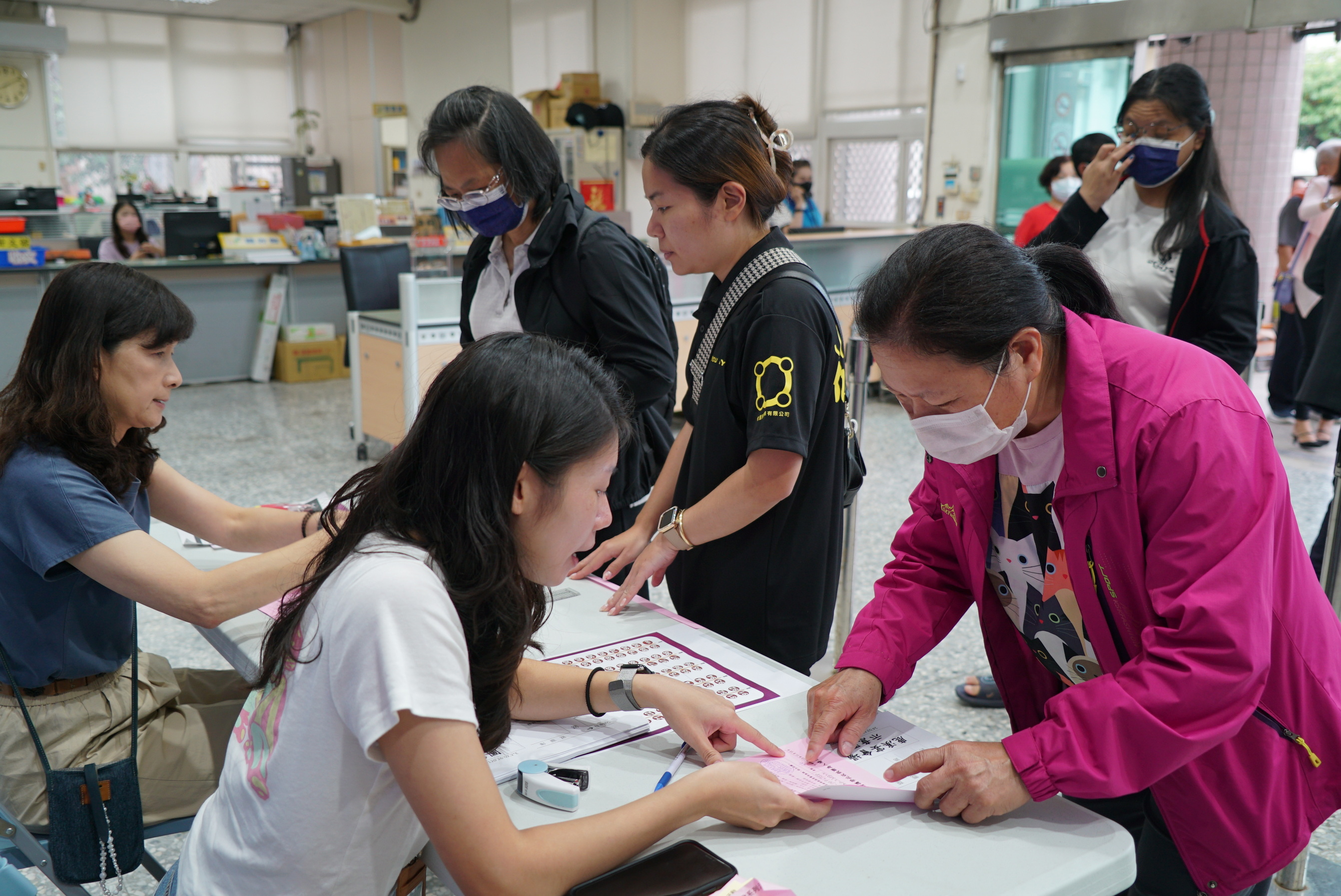 ▲鹿港「鹿溪宴」今日上午8點開始受理報名，現場、網路、傳真同步開賣20秒完售，搶桌人潮有人排16小時。（記者張溎壕攝）