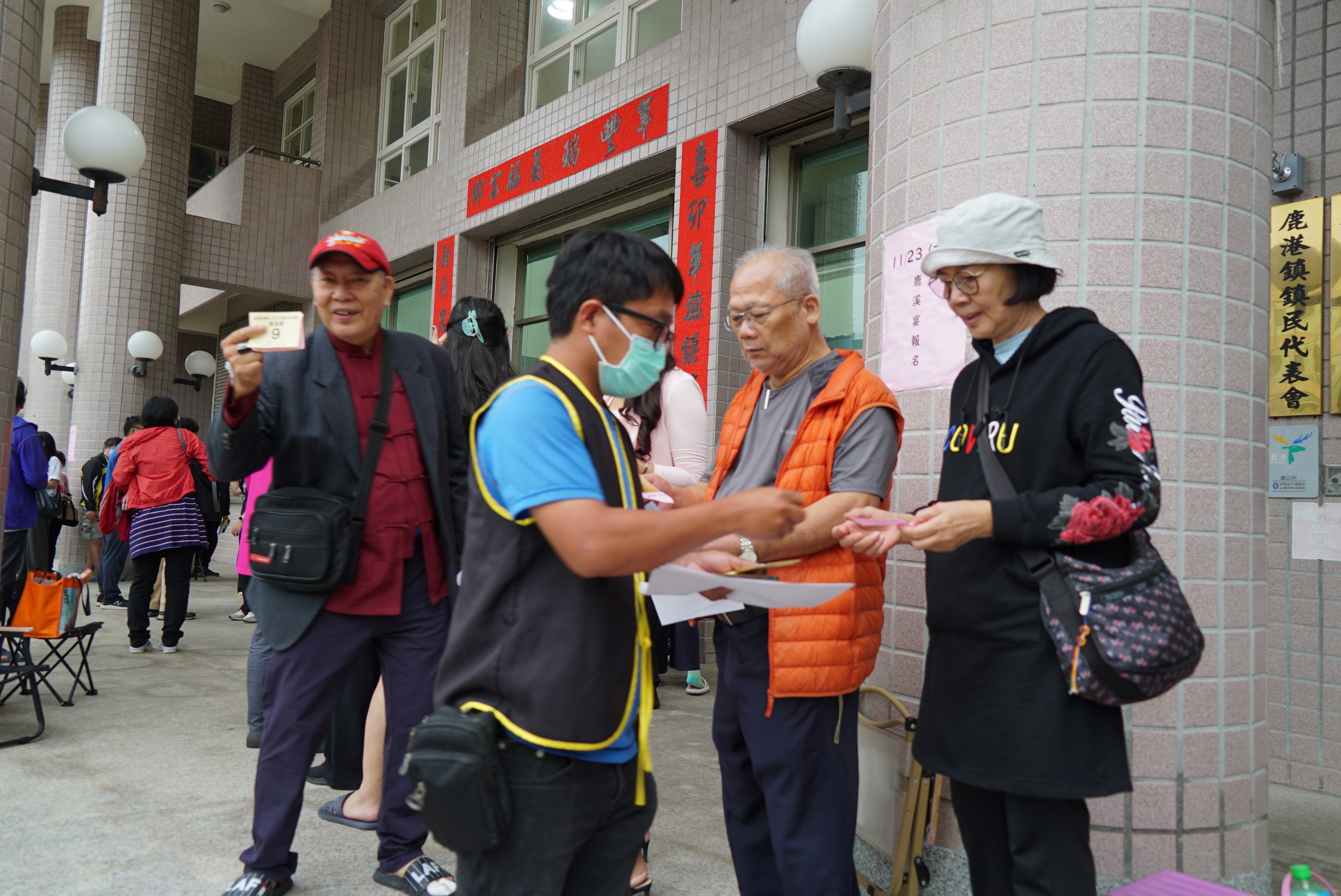 ▲鹿港「鹿溪宴」今日上午8點開始受理報名，現場、網路、傳真同步開賣20秒完售，搶桌人潮有人排16小時。（記者張溎壕攝）