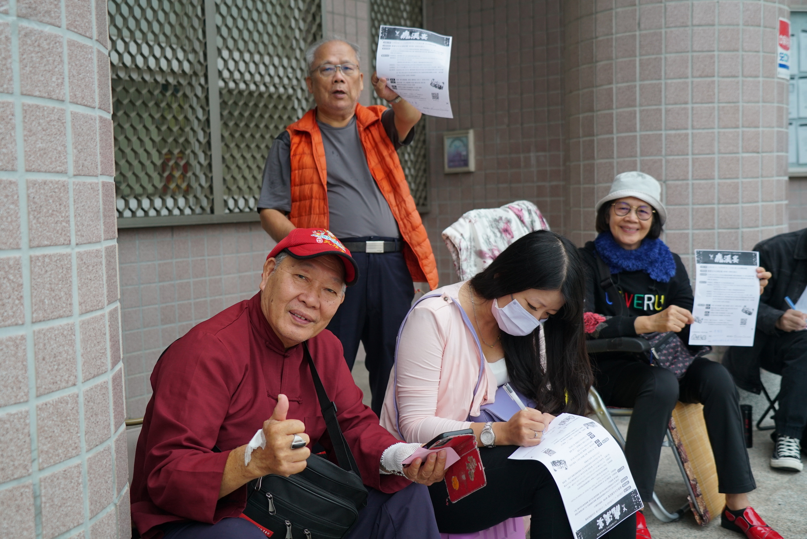▲鹿港「鹿溪宴」今日上午8點開始受理報名，現場、網路、傳真同步開賣20秒完售，搶桌人潮有人排16小時。（記者張溎壕攝）