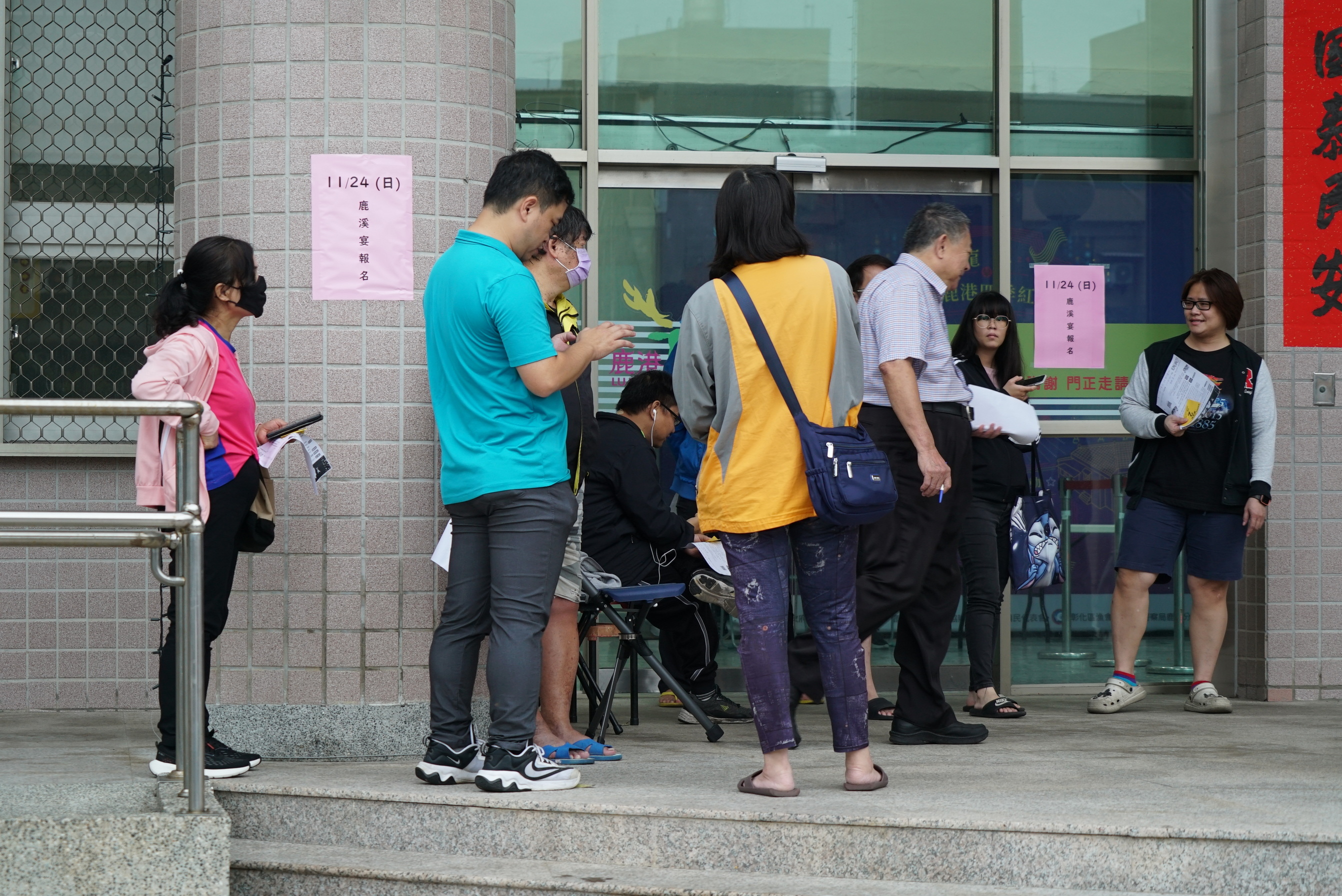 ▲鹿港「鹿溪宴」今日上午8點開始受理報名，現場、網路、傳真同步開賣20秒完售，搶桌人潮有人排16小時。（記者張溎壕攝）