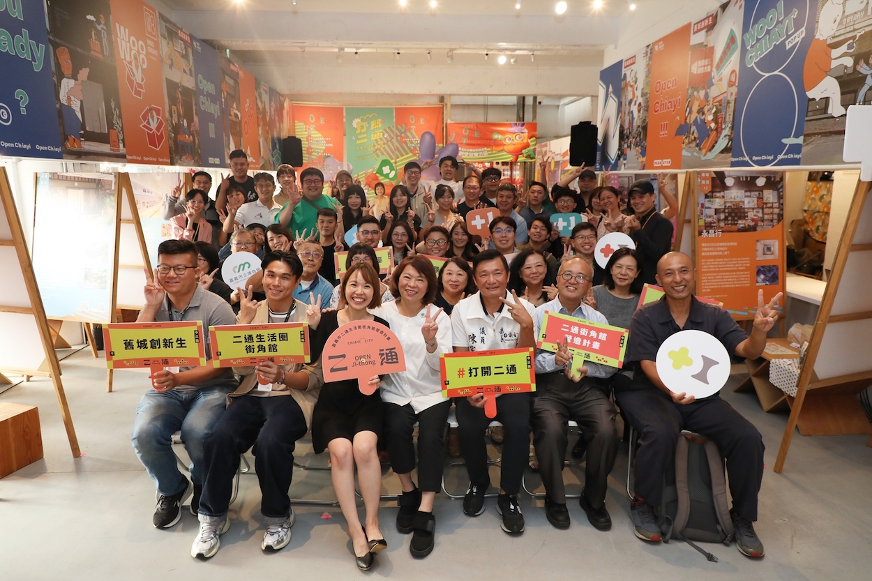 ▲黃敏惠市長(中)與與40位二通生活圈、橫跨不同世代的品牌代表合影。(圖/嘉義市政府提供)
