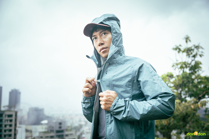 輕盈的 Bonatti 防水外套, 250 公克的防風防水外套,著重舒適與透氣,其中Advanced Skin Dry 技術可完全阻擋雨、風和雪,同時達成吸濕排汗效果。其中胸口有一處鈕扣,可將外套作輕微的閉合,讓跑動過程更能有效透氣、同時又不會被風雨吹翻外衣。彥博非常喜歡這款外套的設計與舒適感。