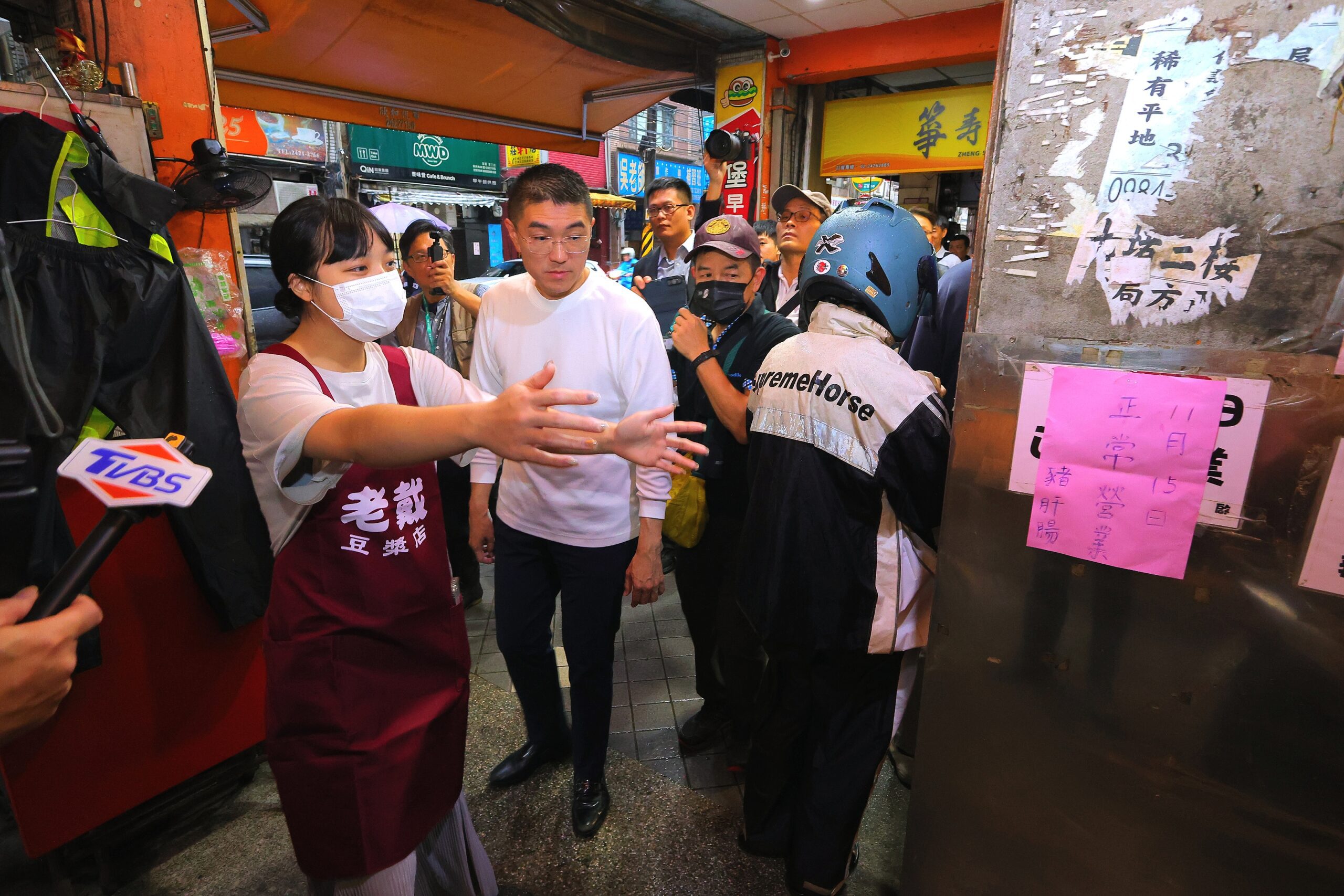 會勘孝三路店家騎樓 謝國樑盼在店家生計及行人通行間取得平衡 會勘孝三路店家騎樓 謝國樑盼在店家生計及行人通行間取得平衡