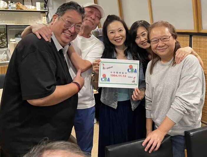 CBA資深同仁手捧30年前開賽紀念郵票，懷念昔日美好時光。