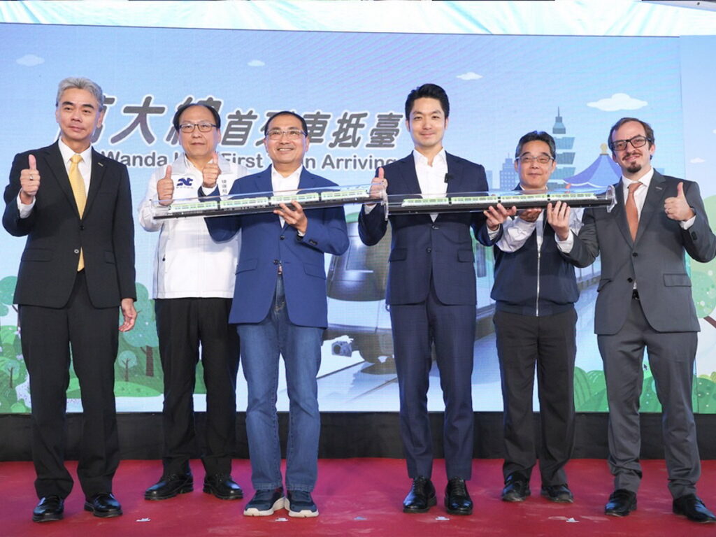 贈萬大線列車模型，左至右為：中鼎楊宗興董事長、新北捷運局李政安局長、新北市侯友宜市長、台北市蔣萬安市長、台北捷運局鄭德發局長、阿爾斯亞太區總經理Toby Tiberghien。