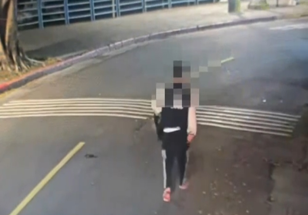 無故持剪刀隨機傷人 民眾奮勇制伏警上銬逮捕 226 248241112a04