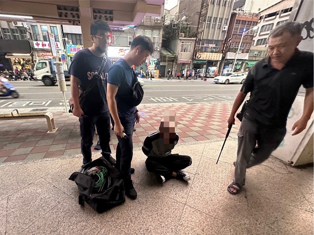 重返現場搬電纜 2男涉竊往地下室狂奔警圍捕逮人 199 cnews204241112a04