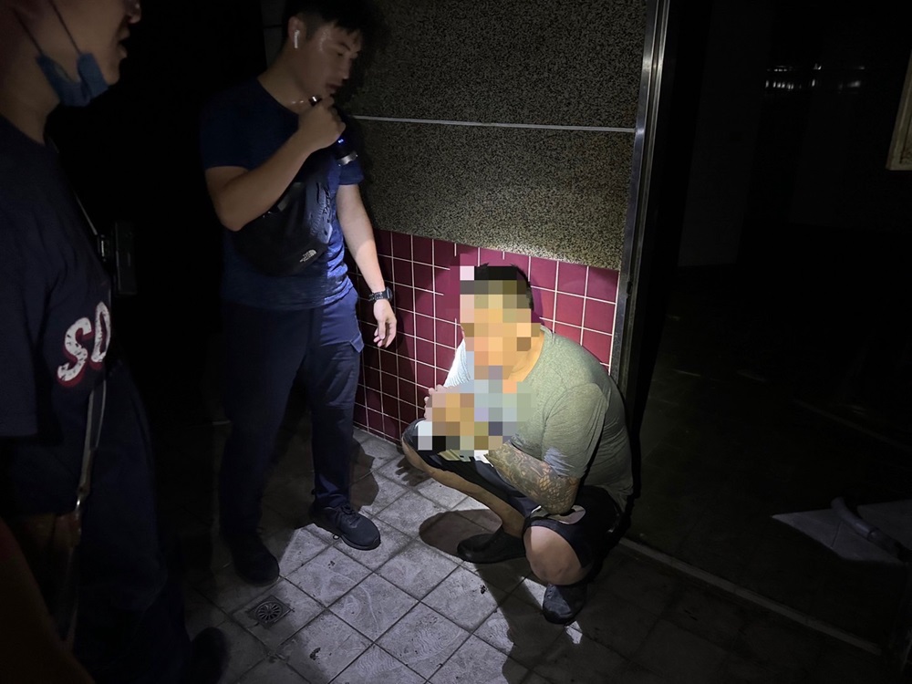 重返現場搬電纜 2男涉竊往地下室狂奔警圍捕逮人 200 cnews204241112a05