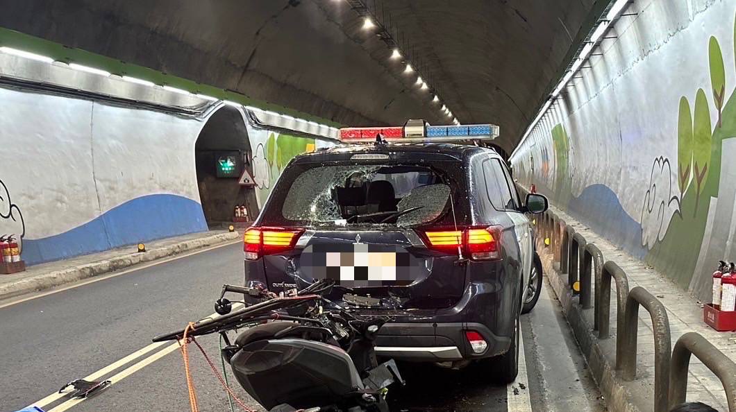 吸毒男子稱未注意車前狀況才釀成本次車禍,造成警車後擋風玻璃破裂。(記者 張艷君翻攝)