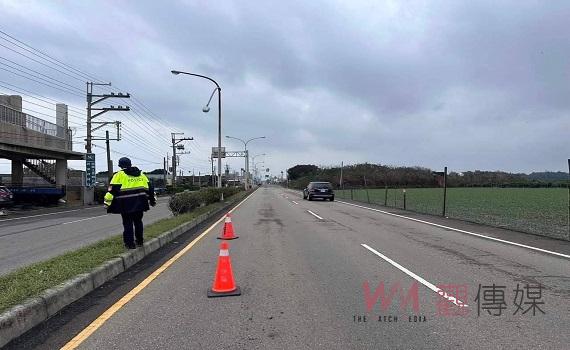 路燈傾斜臺西警現場維安 協助搶修恢復用路安全