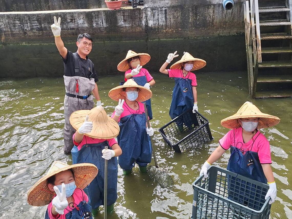 漾新聞|穿青蛙裝抓魚並料理鹽烤 龍山國小學童體驗從池溏到餐桌的食魚教育