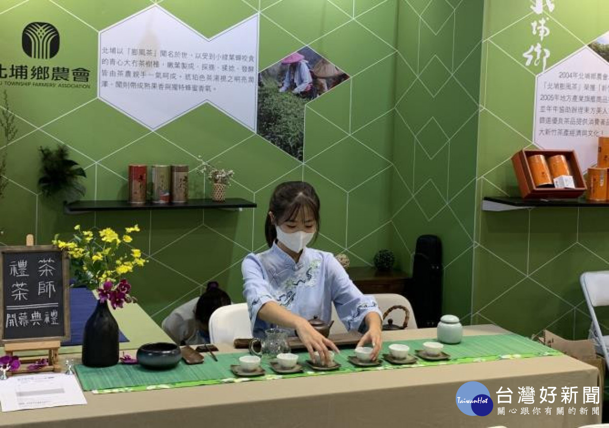 前年新竹縣參加臺灣國際茶業博覽會，展出北埔的東方美人茶。
