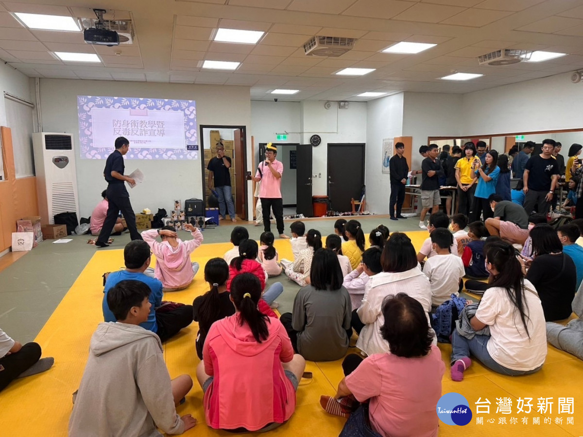中壢警分局獲楊梅扶青社的支持,在大崙派出所3樓柔道場辦理犯罪預防宣導活動。