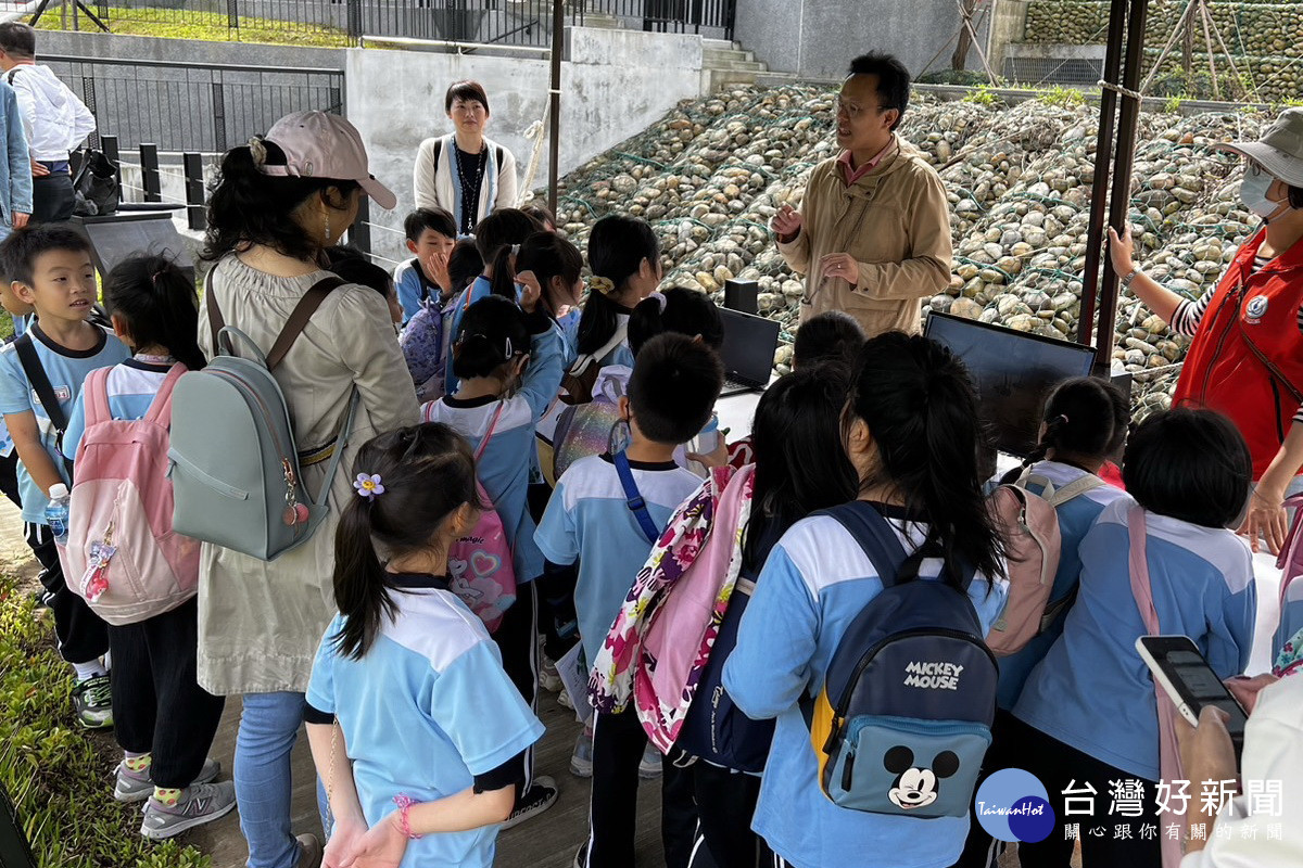 守護台地水晶從小做起,埤塘巡護志工到龍山國小推廣埤塘文化與生態。