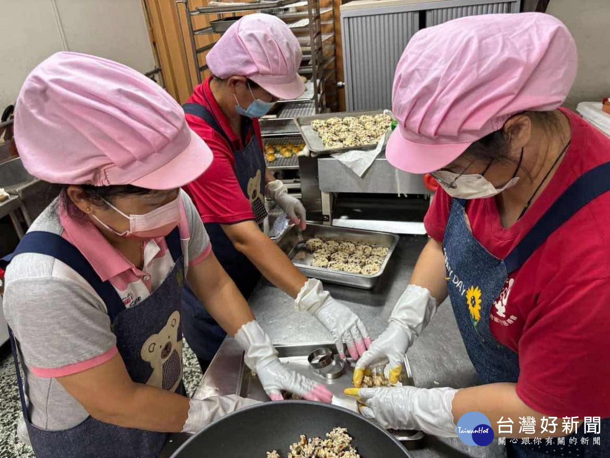 婦女們用在地食材製作產品，傳播在地的愛與美味。圖／記者鄧富珍翻攝