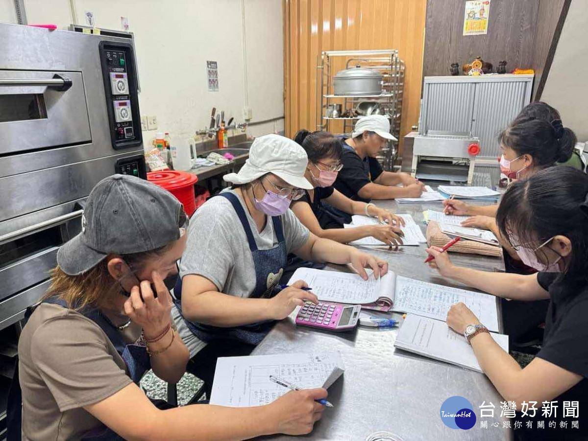 婦女們參加培訓，從做中學習，快速增加就業力。圖／記者鄧富珍翻攝