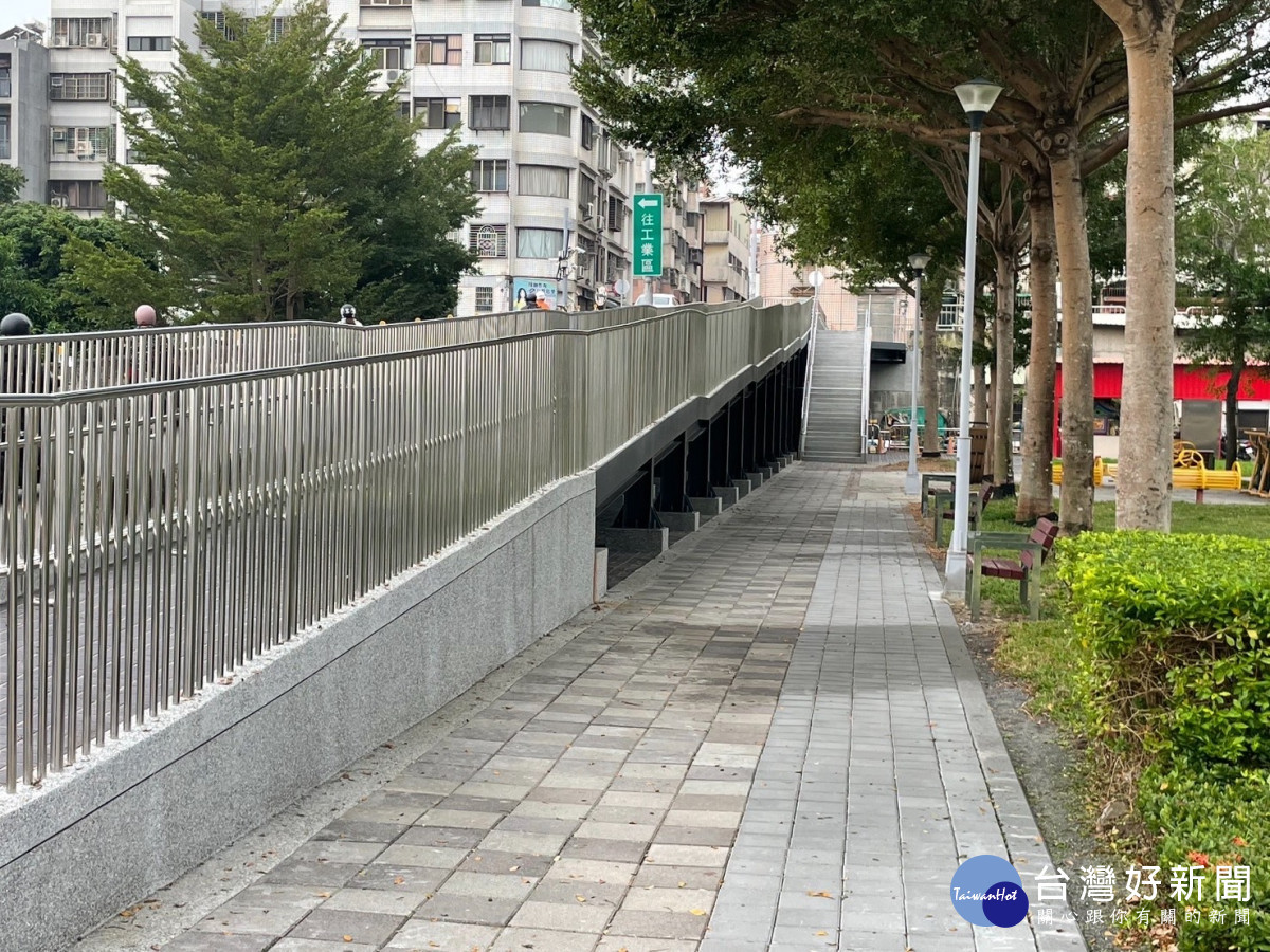 西屯區民眾要到協和公園人車爭道，經市議員黃馨慧爭取，人行通道終啟用。