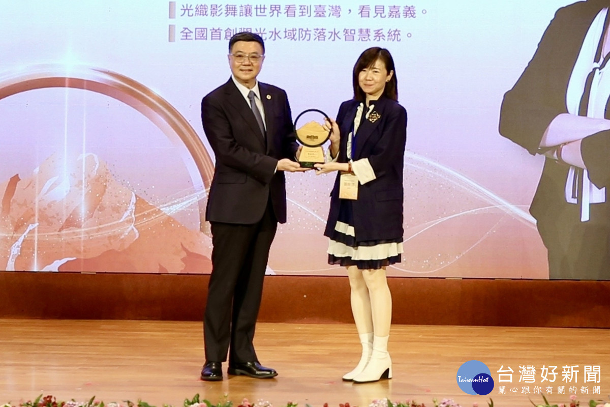 行政院院長卓榮泰頒獎表揚張婉芬處長/嘉義市府提供
