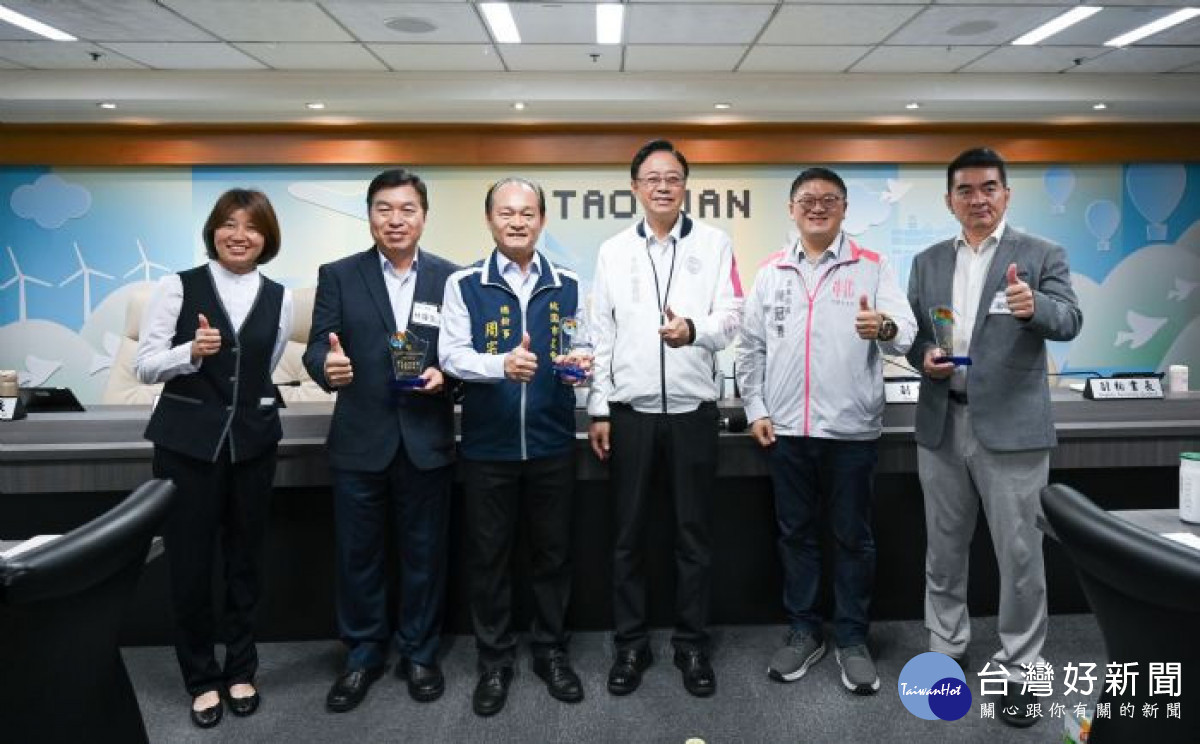 農業部第3屆金推獎單位獎及個人獎得主與市長合影。<br /><br /> 