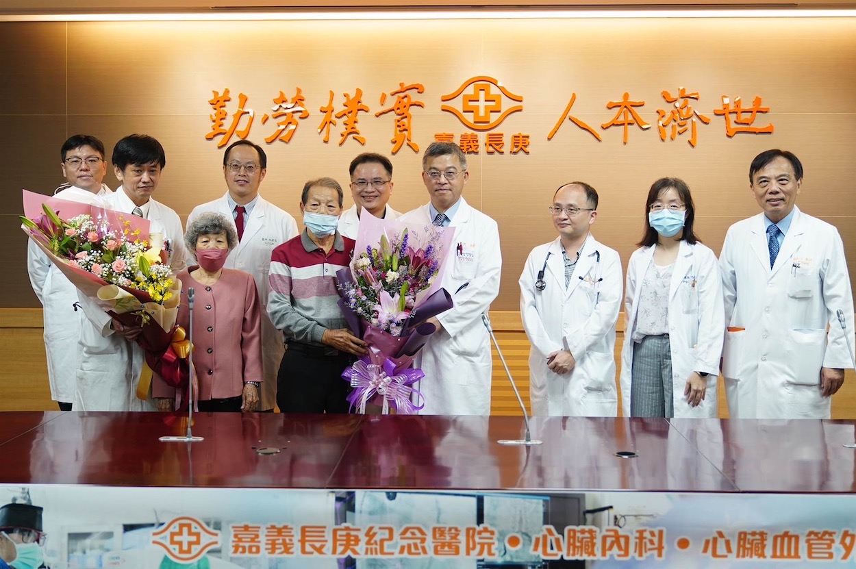 ▲嘉義長庚醫院以高科技的醫療設備與優秀醫療技術,協助高齡長者回復健康,接受長者獻花感謝。(圖/記者陳惲朋攝)