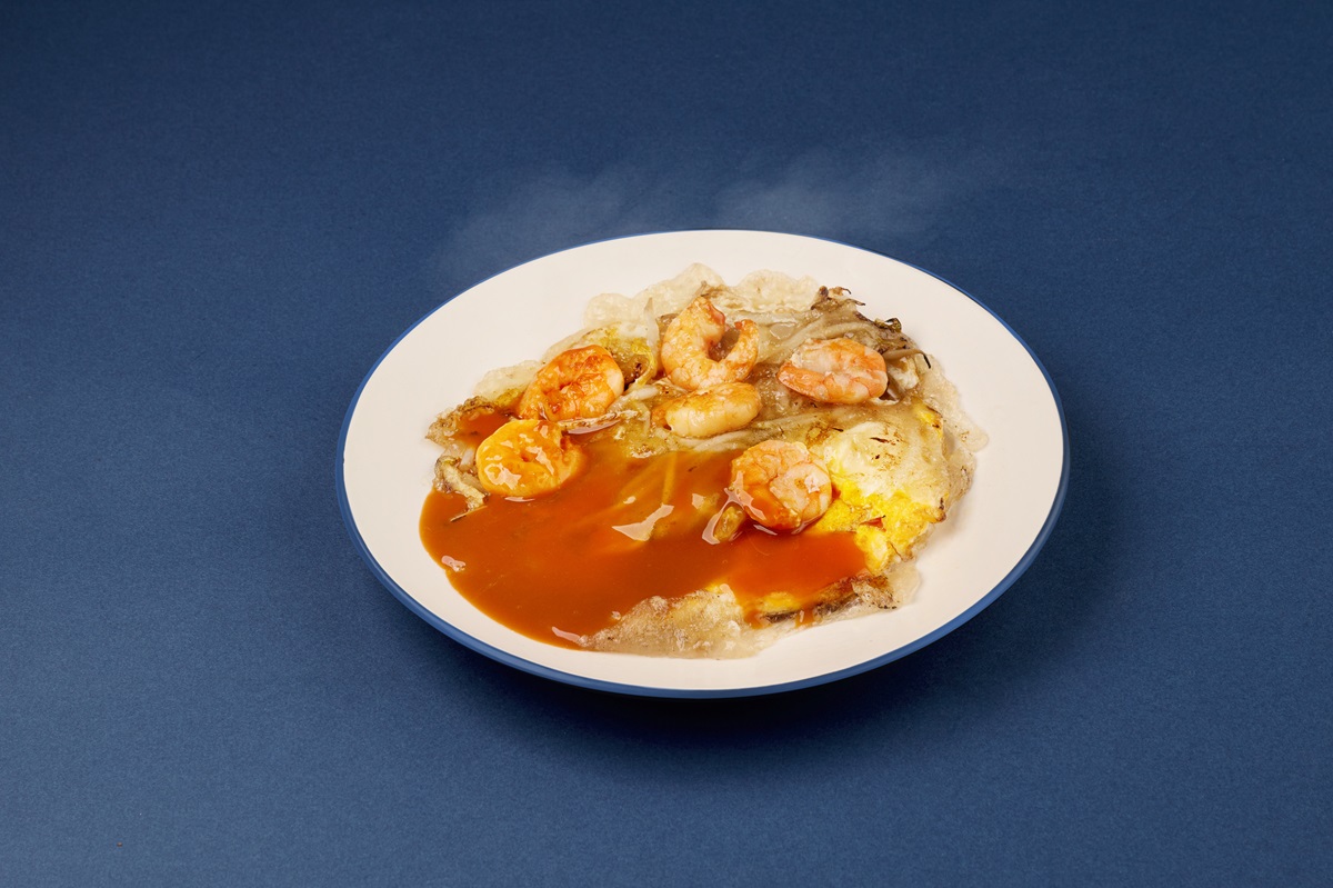 「就饗鐵板燒」本月招待粉絲夜市經典美食，即日起到11/30期間，到店內用2客單人套餐或1客雙人套餐，贈「海味蝦仁煎」1份。