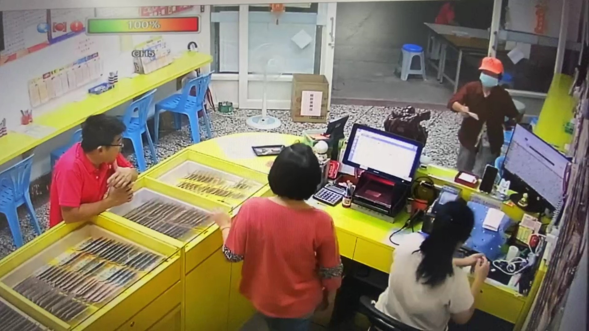 ▲婦人買完彩券後，騎腳踏車返家途中，遭後方1輛轎車猛烈撞擊，婦人噴飛10公尺之遠，腳踏車扭曲變形，送醫急救不治。（警方提供）