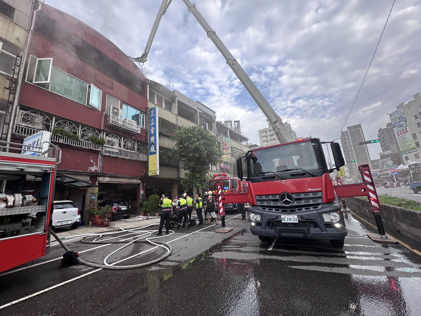 ▲彰化市中山路一段一棟4層樓透天民宅火警，在住警器警示下，屋內受困民眾自行跑往民宅頂樓待救。（民眾提供）