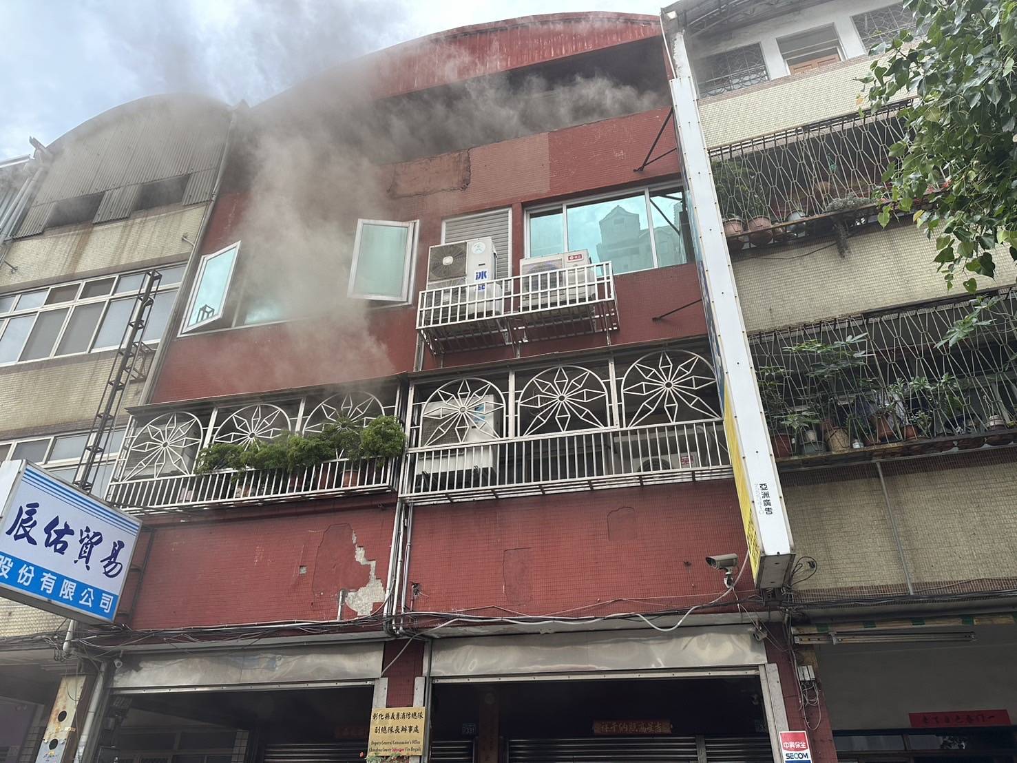 ▲彰化市中山路一段一棟4層樓透天民宅火警，在住警器警示下，屋內受困民眾自行跑往民宅頂樓待救。（民眾提供）