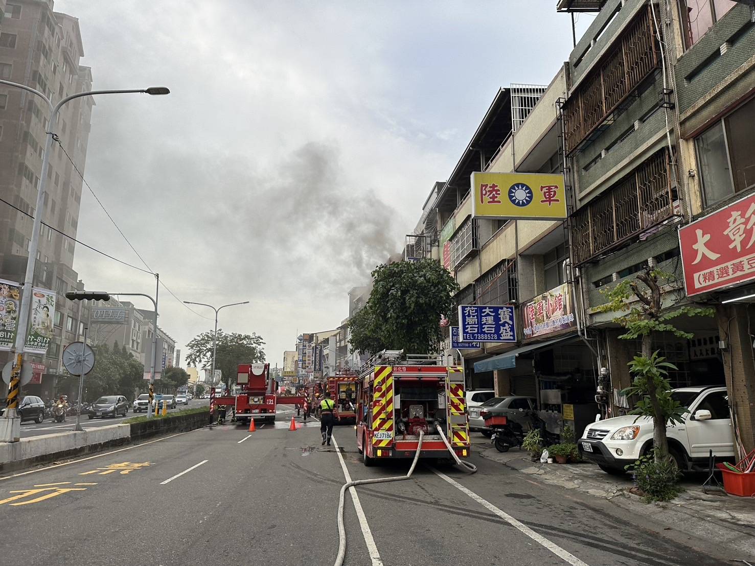 ▲彰化市中山路一段一棟4層樓透天民宅火警，在住警器警示下，屋內受困民眾自行跑往民宅頂樓待救。（民眾提供）