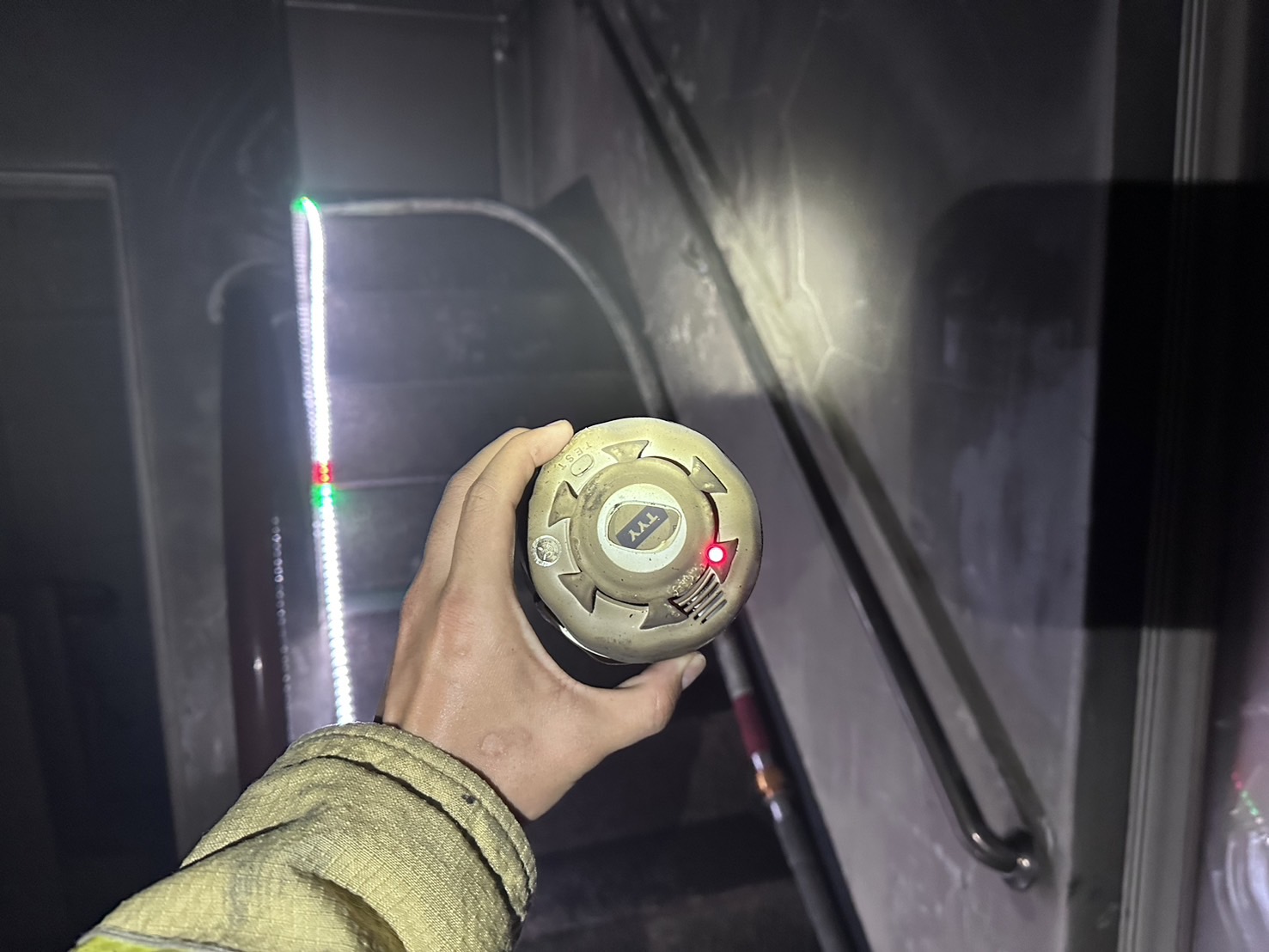 ▲彰化市中山路一段一棟4層樓透天民宅火警，在住警器警示下，屋內受困民眾自行跑往民宅頂樓待救。（民眾提供）