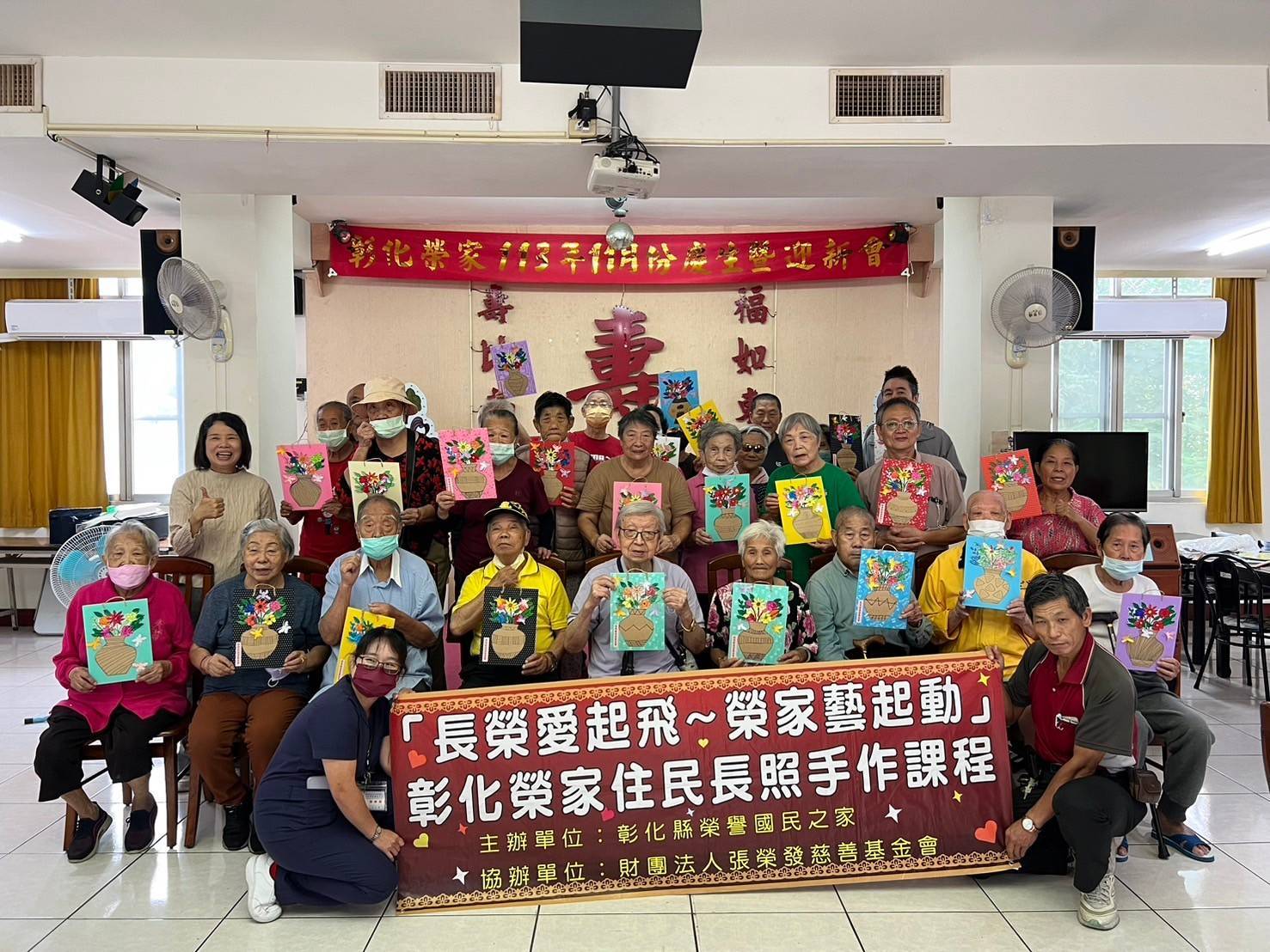 ▲彰化榮家推出「瓶安花開幸福」彩繪剪紙課程，長輩們運用彩色筆為花束著色並剪裁花束。（記者張溎壕攝）