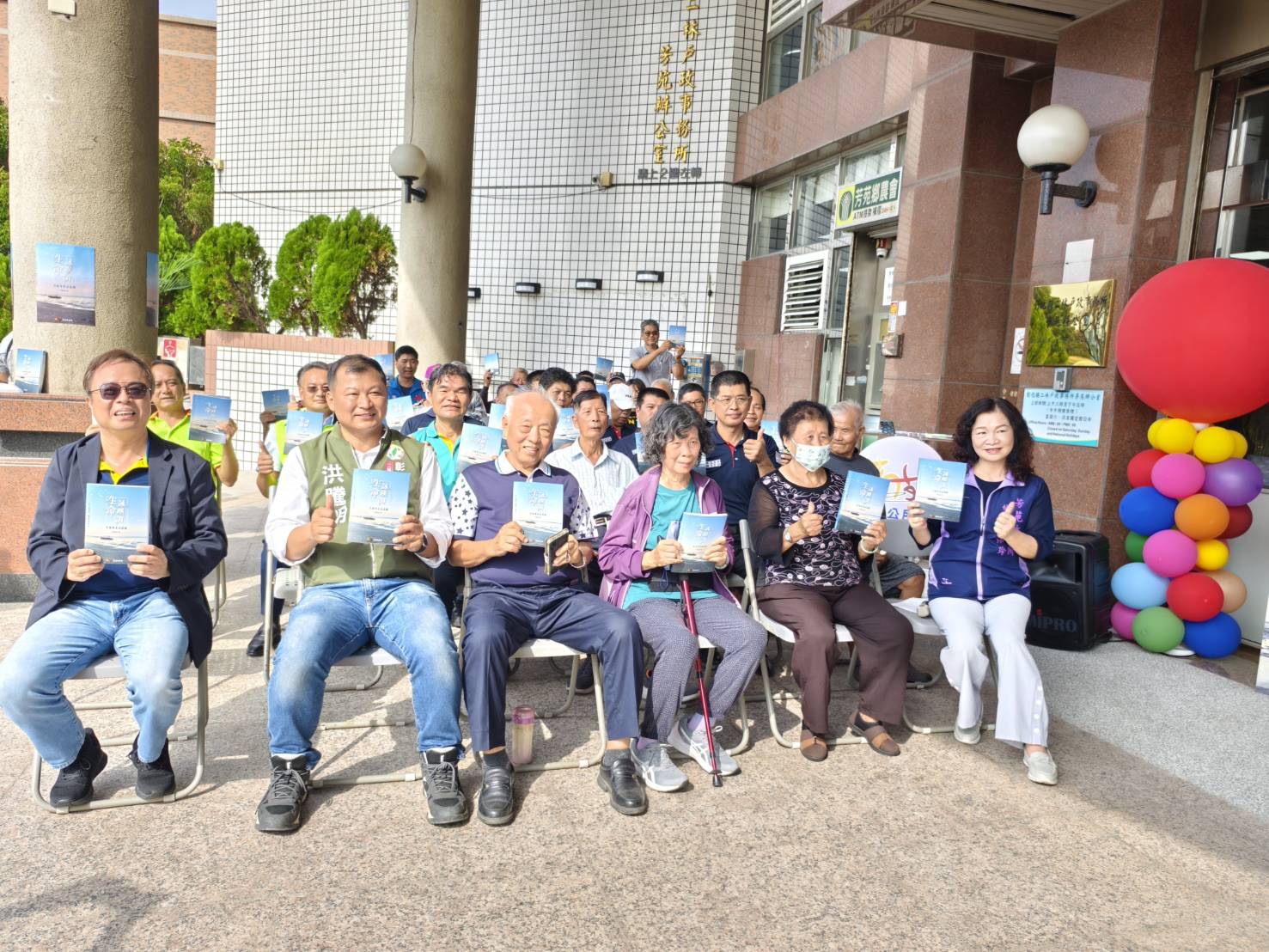▲《生命詠嘆調－芳苑耆老訪談錄》新書發表，細膩描繪出芳苑鄉的歷史與人情味，並由芳苑鄉公所出版。（記者張溎壕攝）