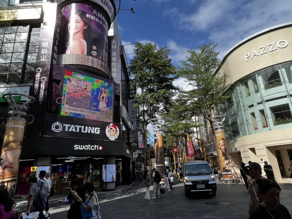 西門町人氣新焦點!AI主播倪珍首度公開亮相