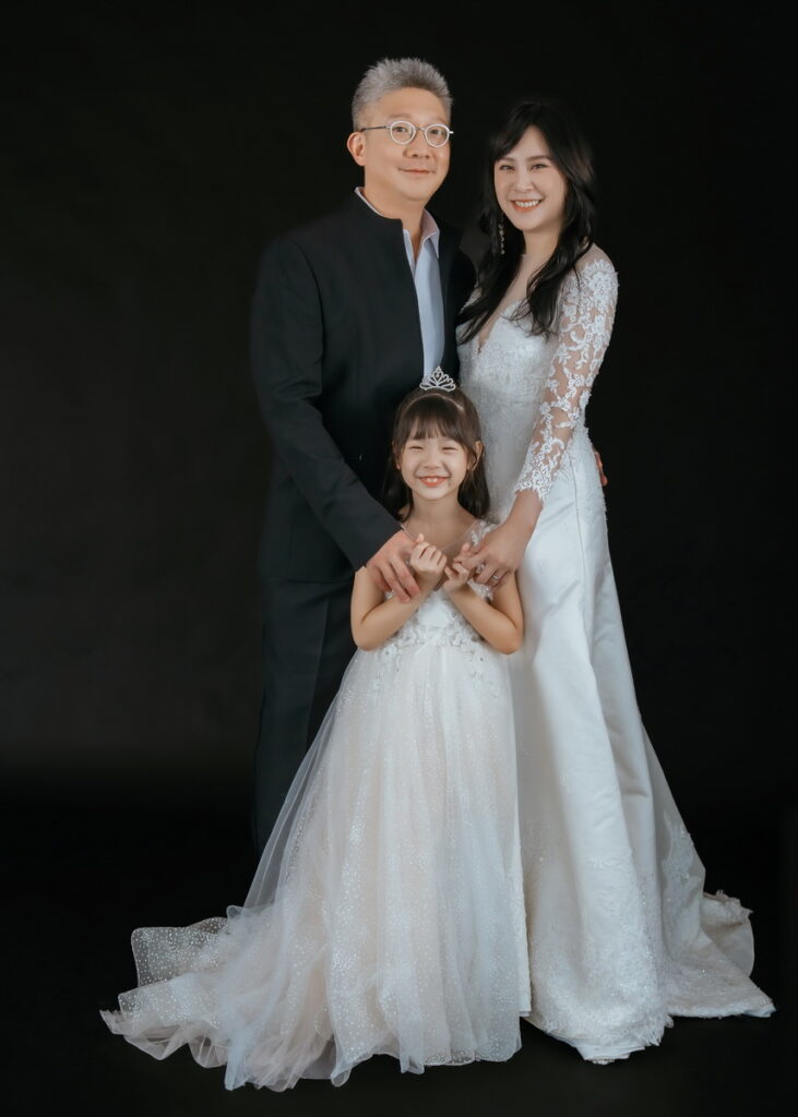 上月跟老公小孩一起拍結婚10週年照片,對於重要時刻,她認為最好拍照紀念。(黃小柔 提供)