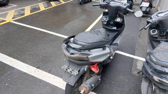 掛假車牌上路拒檢逃逸 騎士失控滑倒遭警逮捕 58 1999505 0