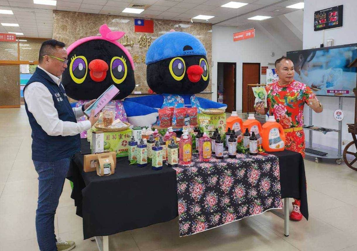 寶山鄉長邱振瑋向啟德胡董事長推薦農特產品，請求大力支持成全公私協力好典範。（圖/記者黃溎芬翻攝）