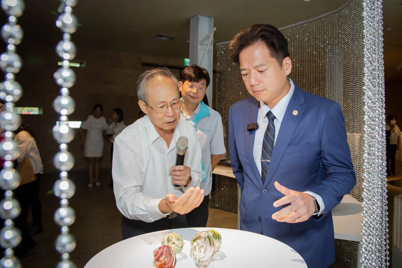 策展人蕭銘芚教授與代理市長邱臣遠，共同開箱國際玻璃藝術節特色展品。（圖/記者黃溎芬翻攝）