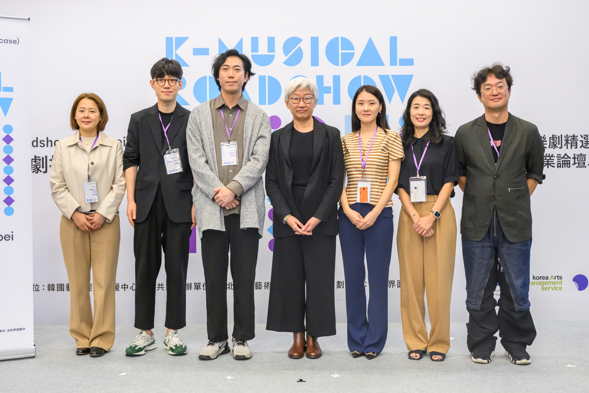 2024韓國原創音樂劇盛事K-Musical Roadshow,演出及論壇將於11/13、14兩日於台北表演藝術中心登場。北藝中心董事長王文儀(中)與韓國製作人們合影。圖/活性界面製作提供