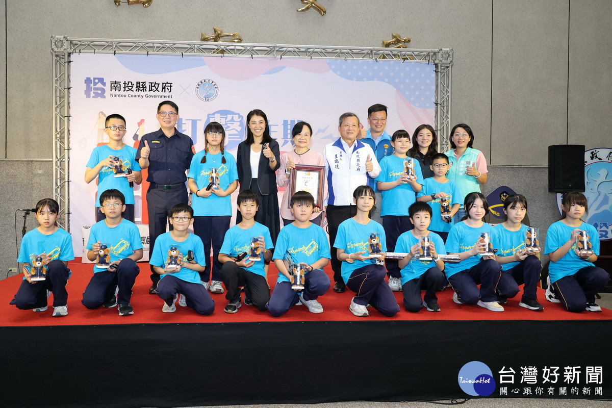 許縣長與同學共同宣示打詐。(縣府提供)