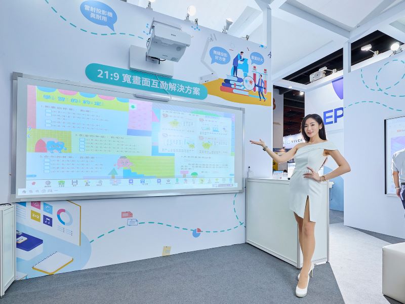 攤位現場使用EB-770Fi雷射超短焦投影機建立出219的互動白板牆,提供更寬廣的學習畫面,分割畫面也能讓學生清楚看見投影內容。