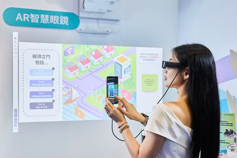 Epson AR擴增實境Moverio BT-40SN智慧眼鏡,提供更先進且更多樣化的教學內容,讓學習更具未來感與吸引力。