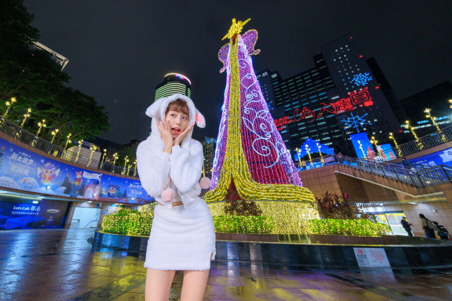 圖/每年必拍的耶誕樹,今年化身魔幻天使,與LED城堡主秀進行互動展演。(新北市政府觀旅局提供)