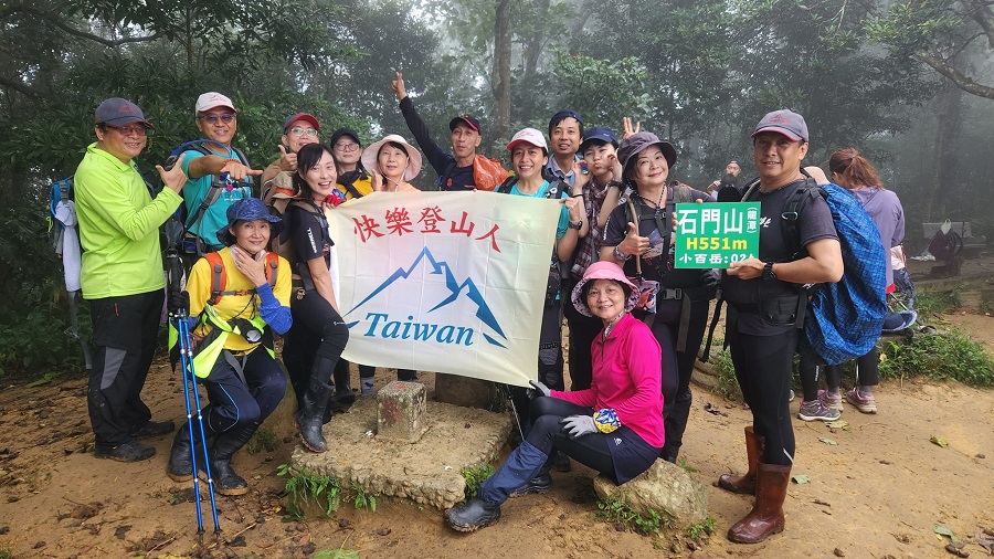 圖/陳世耀說自己喜歡收集基石,他與快樂登山人成員到龍潭石門山輕鬆走。(翻攝自陳世耀臉書)