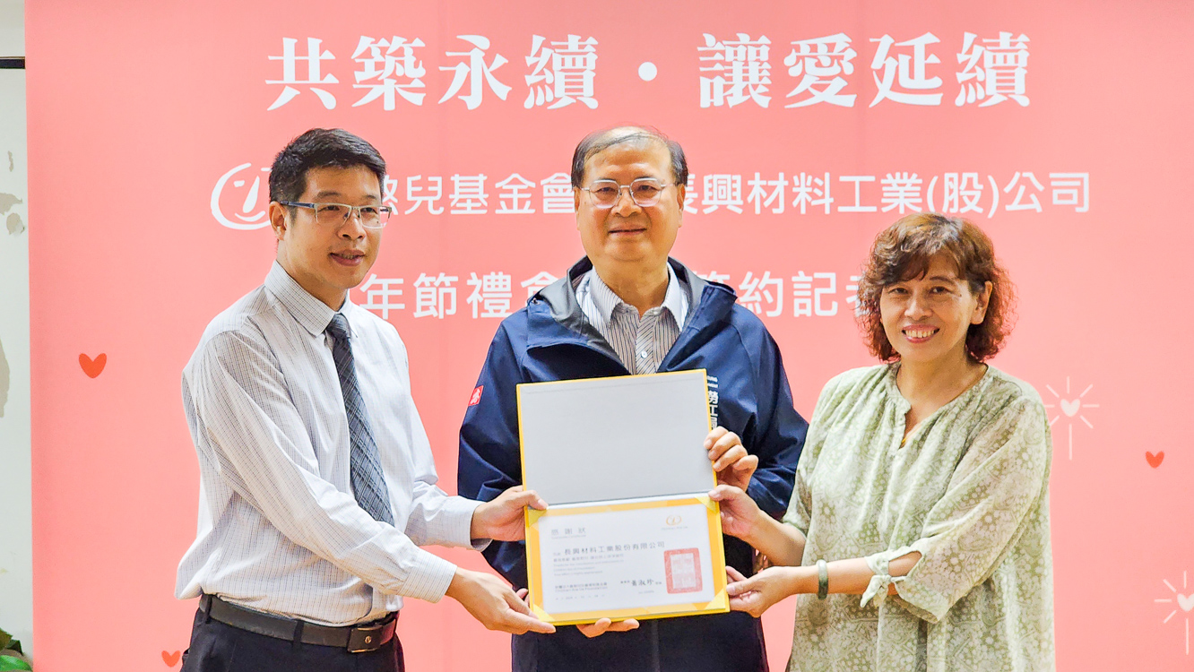 ▲喜憨兒基金會副執行長羅淑霞（右）致贈感謝狀給長興材料工業股份有限公司經理林恩生（左），勞工局局長江健興（中）見證這場公益合作。（圖/記者黃淑貞攝）